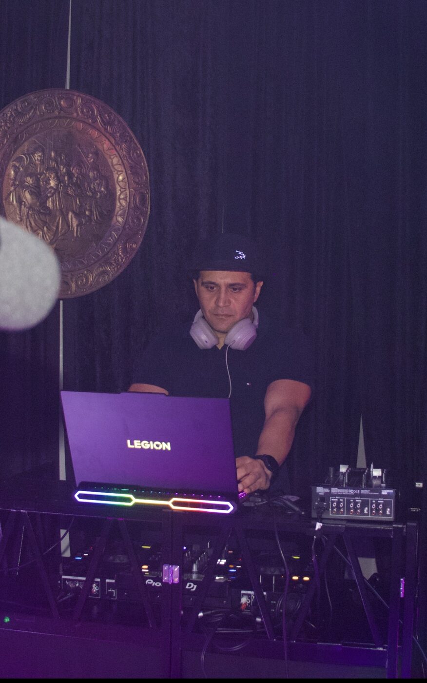 DJ Alphire performing at a tech event – theagentic.ai banner in background